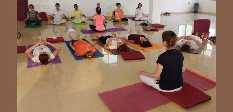 importance-of-yoga-in-students-life-mentyor